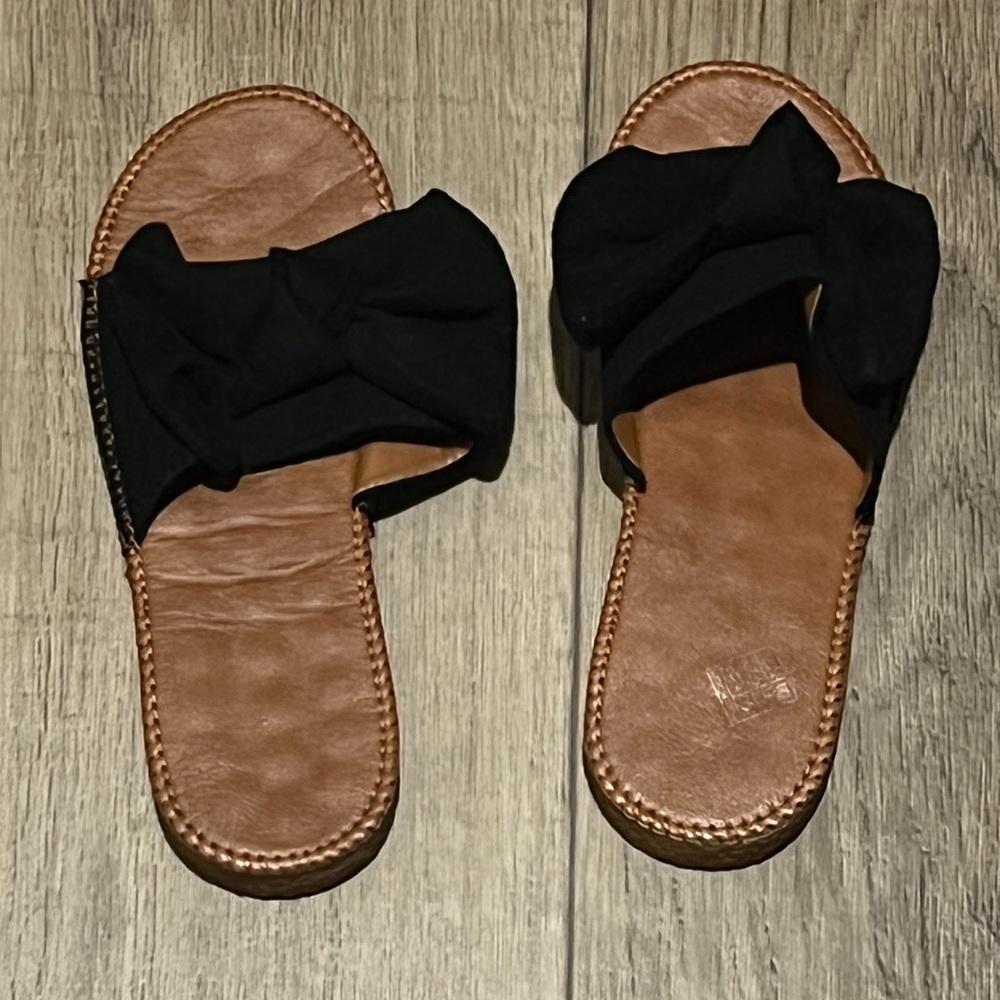 Black bow sandals
